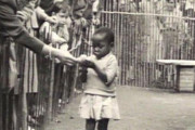【胸糞】小さな女の子が見世物に･･･人間動物園が存在していた当時の写真が海外で話題に