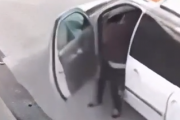 彼女の最高にツイていない日となった。焦ってもきちんと停車するまで車から降りてはいけない。海外の反応