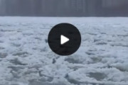 極寒のミシガン湖が見てるだけで寒くなってくる件　海外の反応