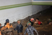 韓国人「多くの死者を出した浦項地下駐車場浸水被害、生存者が生き抜いた方法がこちら」
