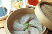 着物マムが餃子を皮から作る！「これなら世界どこでも作れる！」「スータンはオスカー賞！」海外の反応