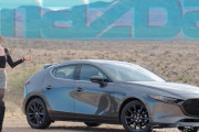 【海外の反応】MAZDA3は運転するのがとても楽しいクルマだ！