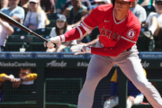 海外の反応 「どうしてこうなった？」大谷翔平、アクシデント→痛む足で今季100安打達成！