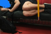 日本の電車でマナーの悪い男が発見される　外国人「これは許しがたい」