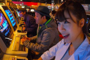 外国人「子供の頃に遊んだゲームをまた見られて嬉しい！すごく懐かしいよ！」レトロなアーケードゲームが遊べる東京のゲームセンター！！