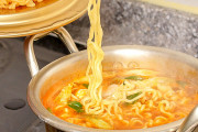 韓国人「日本人は韓国人がこうやってラーメンを食べるのを見ると驚くらしい…ﾌﾞﾙﾌﾞﾙ」