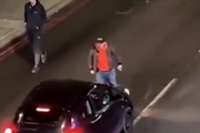 ギャングがくるまでは誰もがギャングだ。威勢よく車に絡んでいくが中から人が出てくると・・・。海外の反応