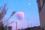 ピンク色でまんまるの不思議な雲が確認される（フランス）