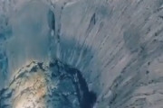 底知れぬ深淵を覗き込む映像が高所恐怖症の自分にはたまらなく怖過ぎる件　海外の反応