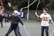 チームワークが大切！息ぴったりな３人縄跳びに挑戦するぞ。海外の反応