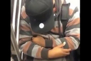 「電車でぐっすり眠るこの男に感心した…」準備が良すぎると称賛されていた理由がこちら