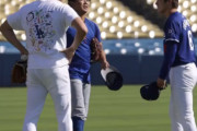 【侍ジャパン集結】大谷翔平、今永昇太、山本由伸が試合前に談笑してる
