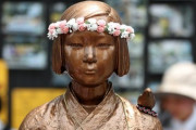 少女像に唾を吐き日本語で「天皇陛下万歳」と叫んだ若者、慰安婦おばあさんへの謝罪を拒否＝韓国の反応
