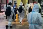 海外「化学防護服を着て登校する中国の高校生達」