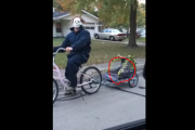 家で暇すぎたお父さんがコスプレして自転車に乗ってた件 海外の反応