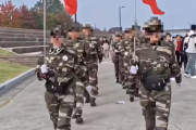 【ブチギレ】韓国人さん、在韓中国人がソウルで勝手に"軍服歩行"で激オコwwwwwww