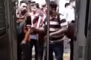 インドの走っている列車に命懸けで乗車する男性たちが海外で話題に←これ色々と問題あるだろｗｗｗ
