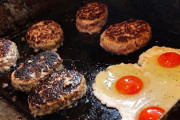 7つのカウンター席に常連殺到⁉女性の店員さんが調理するハンバーグ！外国人「日本の食べ物は質に対して値段が安くていつもびっくりする」