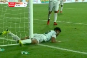 試合中にサッカー選手が股間を強打→ 実況解説が神がかってると話題にwwwwww