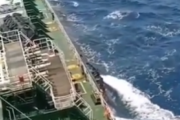 これって現代の話？石油タンカーに乗ろうとしてくるソマリアの海賊。海外の反応