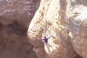 韓国人「イエメンのスパイダーマン、火山噴火口で命綱なしのスタント中に転落死」と話題に