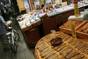 海外「日本人だって食べ歩いてるのに！」 外国人の食べ歩きに関する記事に反論のコメントが続々寄せられる 海外の反応