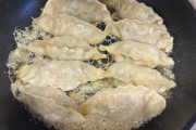 韓国人「世界的に絶賛されている日本式餃子の特徴的とは？」→「皮のパリパリ感に驚愕…（ﾌﾞﾙﾌﾞﾙ」