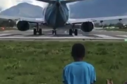 感じたくないか時速５００マイルの風。飛行機が発射する後ろに陣取る子どもたち。海外の反応
