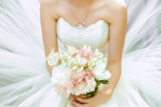 ウェディングドレス姿で負傷者を介抱する花嫁に絶賛の声　「天使」「看護師の鑑だ」