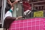 海外「小さなヒーローだ！」中国で少年がエスカレーターから転落しそうな友人を守る