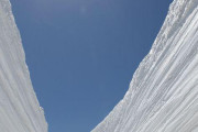 【海外】「マリオカートのコースみたいだw」黒部立山アルペンルートの衝撃的な雪の壁に海外驚愕！