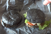 【海外の反応】「日本のブラックメタル・バーガーだと！？」日本の黒いハンバーガー。