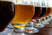 アメリカのビール醸造所の貼り紙「新しい追加料金のルールができました」