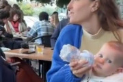 哺乳瓶を与えられた赤ちゃんの「顔が全てを物語っている」とき