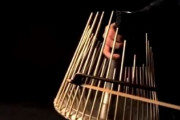 海外「これはとても興味深いつくりだなw」日本のホラー映画でおなじみのあの音が鳴らせる楽器の造形が面白いと話題に