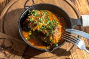 食べ応えたっぷり！カツカレーの作り方「ジブリ映画みたい！」「みそ汁とサラダの付け合わせが最高」海外の反応