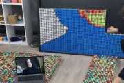 ルービックキューブを数百個積み上げて描いた巨大な有名俳優の肖像画