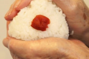 韓国人「ご飯と海苔だけのはずなのに、なぜこんなに満足感あるんですか？」→「何も入ってないのに食べた感すごい…」