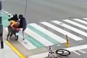 バイク2人組にスマホを奪われかけた女性「絶対に離さない！」通行人が囲んで捕まえる