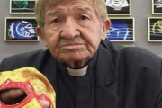 【海外】神父が密かに覆面レスラーに転身！孤児院のための驚きの資金調達法とは？