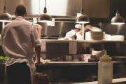 中国人ドライバーがトラックを「魔法のキッチン」に変える！「運転手やめてシェフになったら？」「良い旦那さんになるはず！」海外の反応