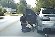 海外「高校生に23秒間テーザー銃を使用して心停止させたアメリカのクソ警官を見てみよう」