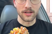 ベジタリアンの男性、初めてKFCのチキンを食べた時の反応が話題に