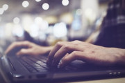 快活クラブの一番広い個室部屋が快適すぎるｗｗｗｗｗｗ「だからネットカフェが好きなんです！(笑)」「美味しそうなカレーですね！食べたい😂」海外の反応