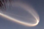 上空にUFOを発見！今朝明らかに怪しい飛び方をしている飛行物体を撮影しました。海外の反応