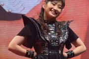 BABYMETALとジェイソン・リチャードソンのずっ友写真　“彼女たちと並んでも巨人に見えない”　【海外の反応】
