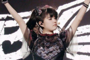 BABYMETALとBloodywoodが、進撃の巨人のポーズをしてるぞ！　【海外の反応】