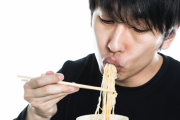 海外で討論「麺をすするとき途中で噛み切るのは日本ではマナー違反か？」←日本人的にどうなのよ