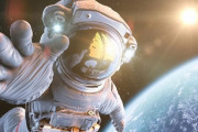 「地球に戻るため宇宙にロケット費用を送ってほしい」詐欺と分からず大金を振り込んだ日本人女性が話題に