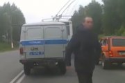 前の車には内緒にしておいてね。護送車からナチュラルに逃げ出したがあえなく捕まる男。海外の反応